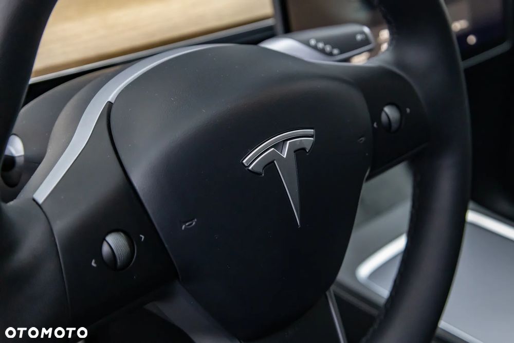 Tesla Y Performance AWD - 16