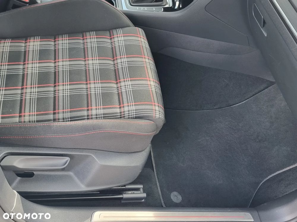 Volkswagen Golf - 20
