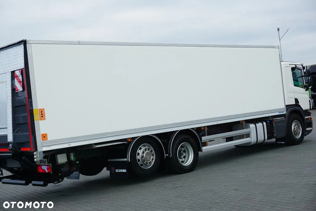 Scania P 320 / EURO 6 / KONTENER + WINDA / 22 PALETY / OŚ SKRĘTNA - 33