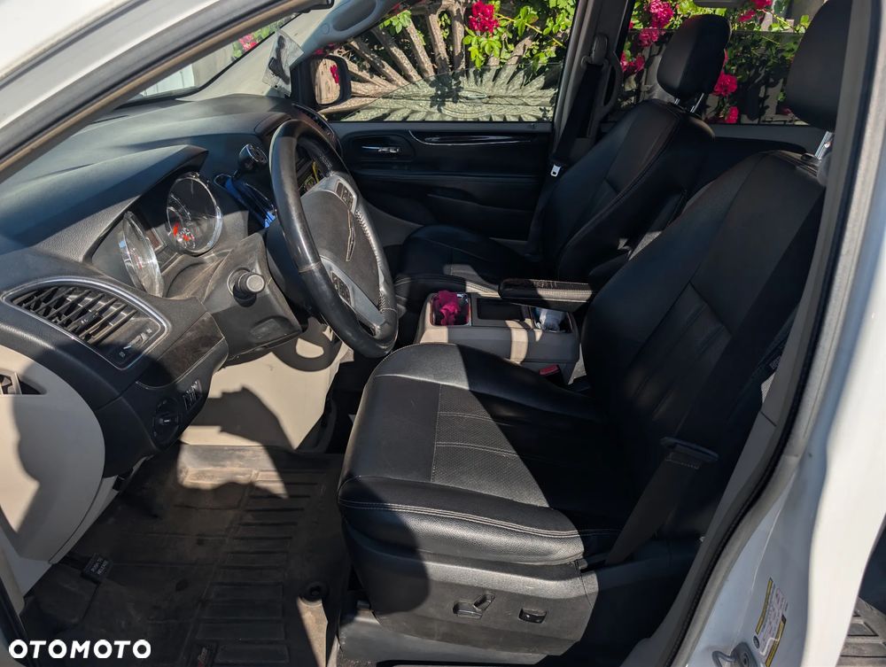 Chrysler Town & Country - 13