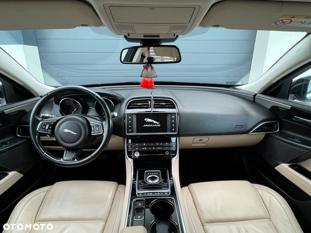 Jaguar XE 2.0 D Prestige - 32