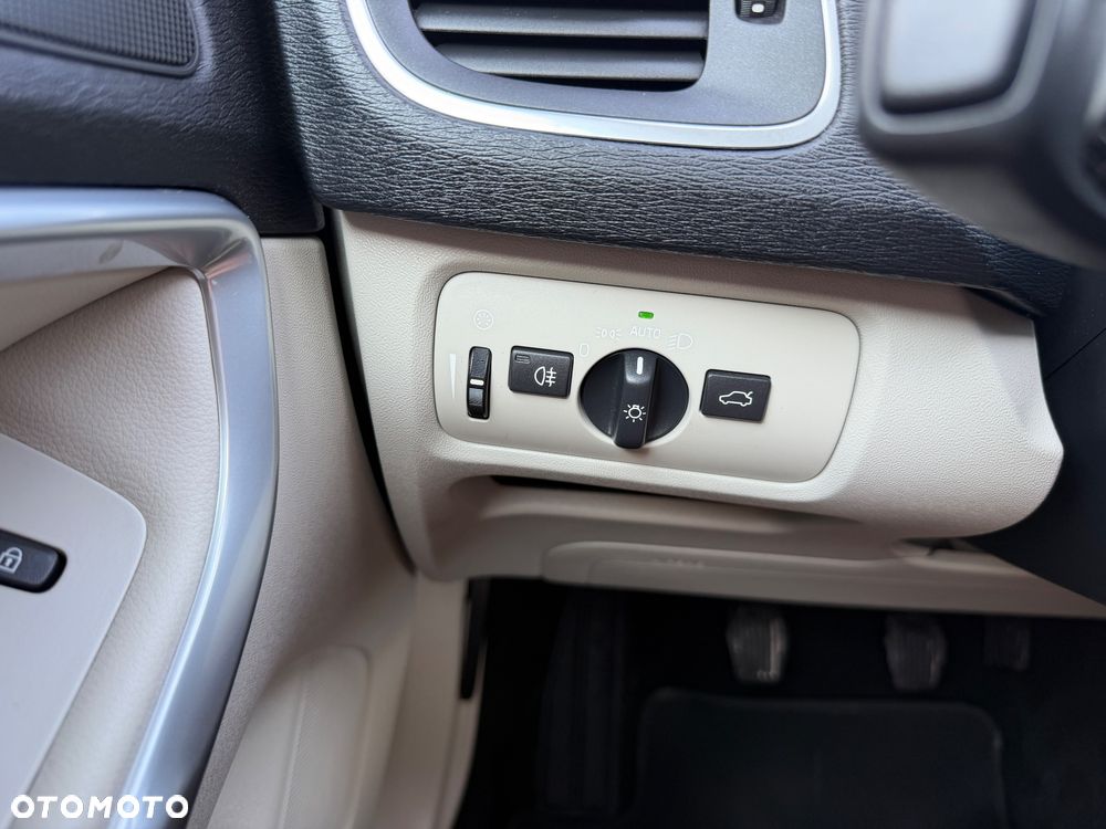 Volvo V40 D3 Momentum - 32
