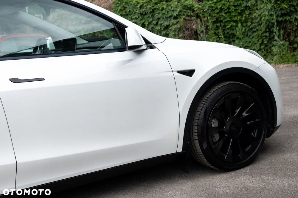 Tesla Model Y - 9