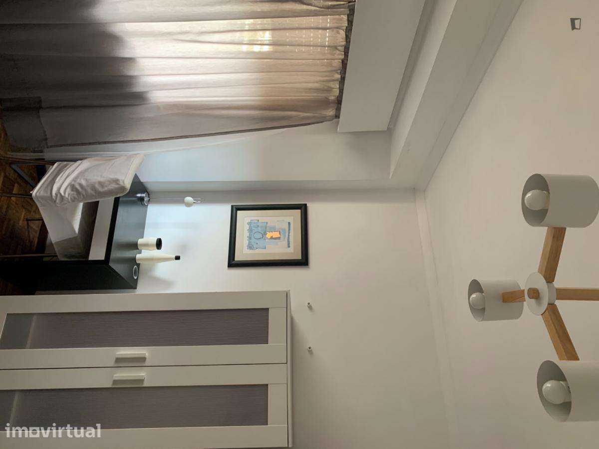 Quarto - localizado em Lordelo do Ouro Porto - Grande imagem: 3/24