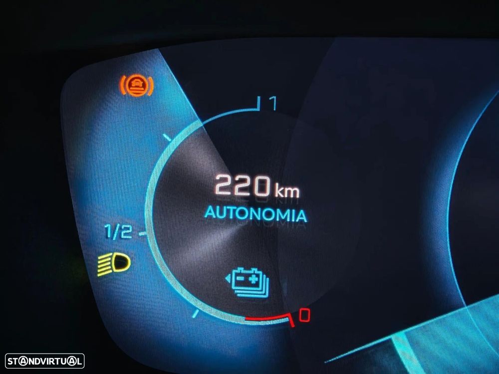 Peugeot e-2008 Allure - 8