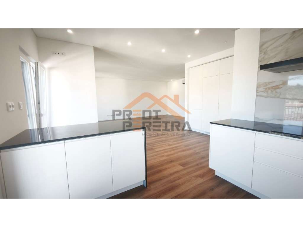 Situado em Caneças, apartamento T4 com duas suites, uma box e um pa... - Grande imagem: 5/38