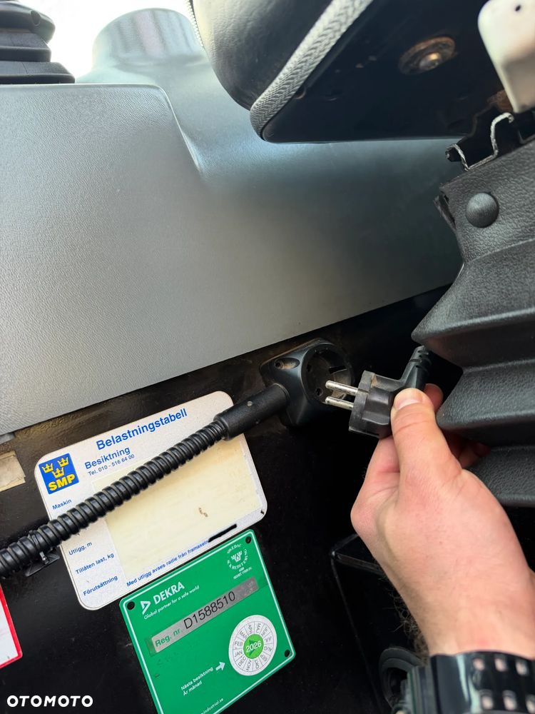 Haulotte HTL 4017 Ładowarka Teleskopowa Dźwig 17m. z Bocianem 22m. Łyżka szufla. widły z Hydraulicznym posuwem! Maszyna z Komuny Norweskiej! Jak Nowa z Salonu. DEKRA aktualna na cały osprzęt! Kamera + szybkozłącze! Bocian 5m. Szybka wolna jazda! Pełna Dokumentacja Serwisowa! Opony zero zużycia! Zero luzów i wycieków! Stabilizatory 2ośie. Wielka Okazja 3430 mtg! Webasto. Gniazdo 220v. Bogata Wersja Norweska - 32