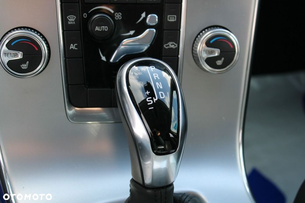 Volvo V60 Cross Country D4 Drive-E Momentum - 28