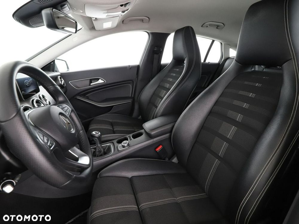 Mercedes-Benz CLA 180 Urban - 14