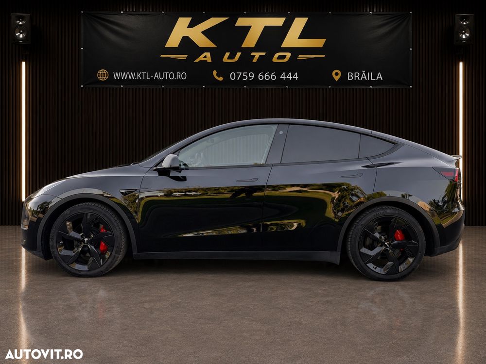 Tesla Model Y - 8