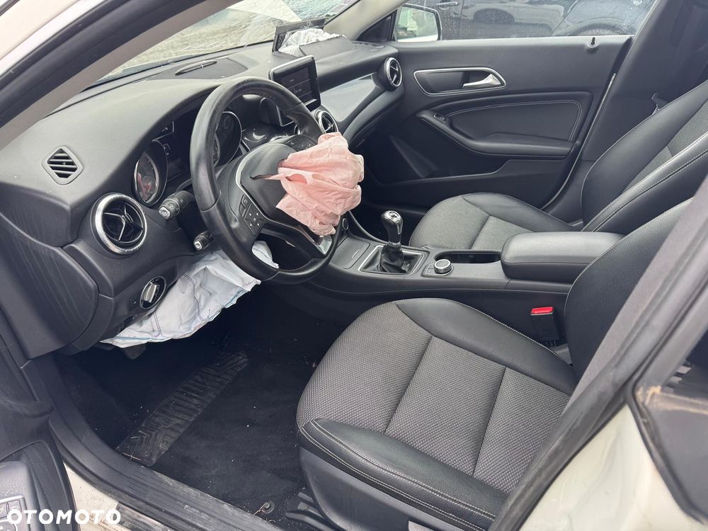 Mercedes-Benz CLA 180 AMG Line - 9