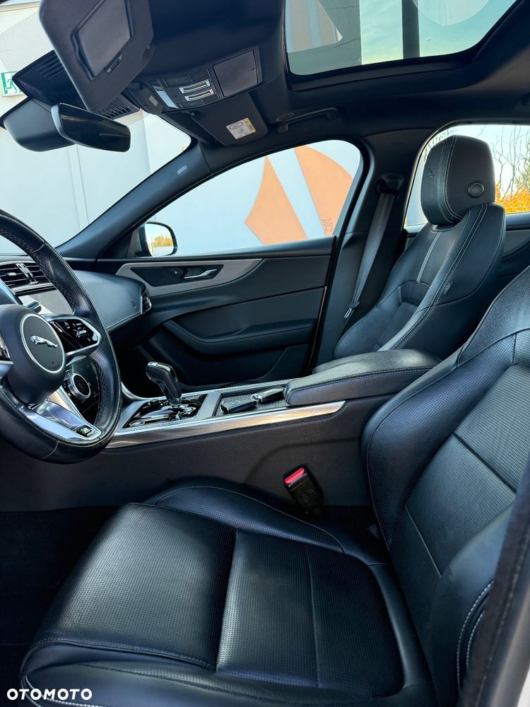 Jaguar XE D200 R-Dynamic HSE - 22