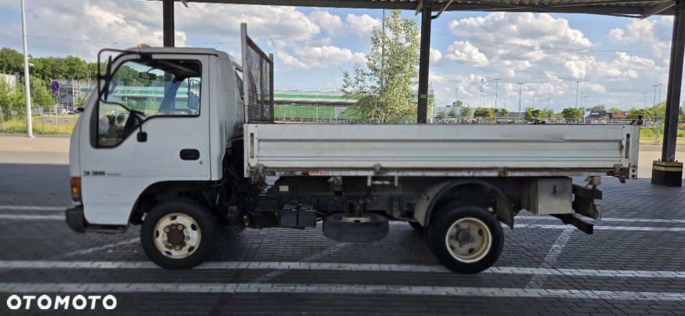 Isuzu NPR69 - 3