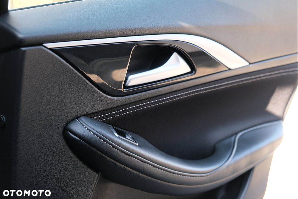 Infiniti Q30 - 35