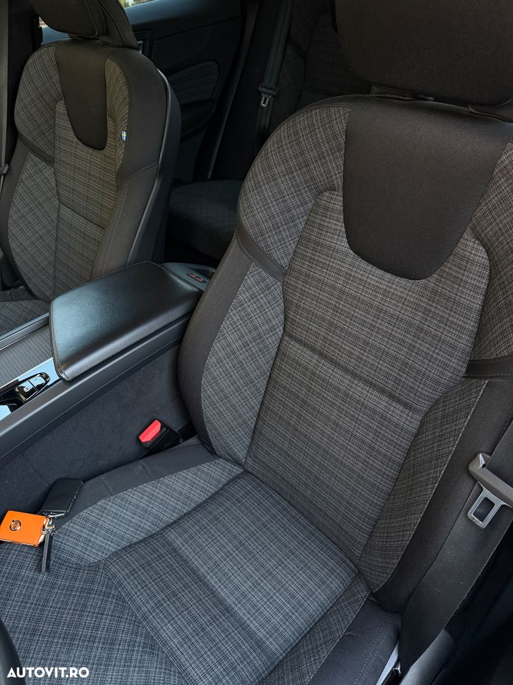 Volvo XC 60 B4 MHEV AWD Momentum Pro - 12