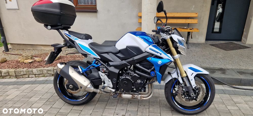 Suzuki GSR - 9