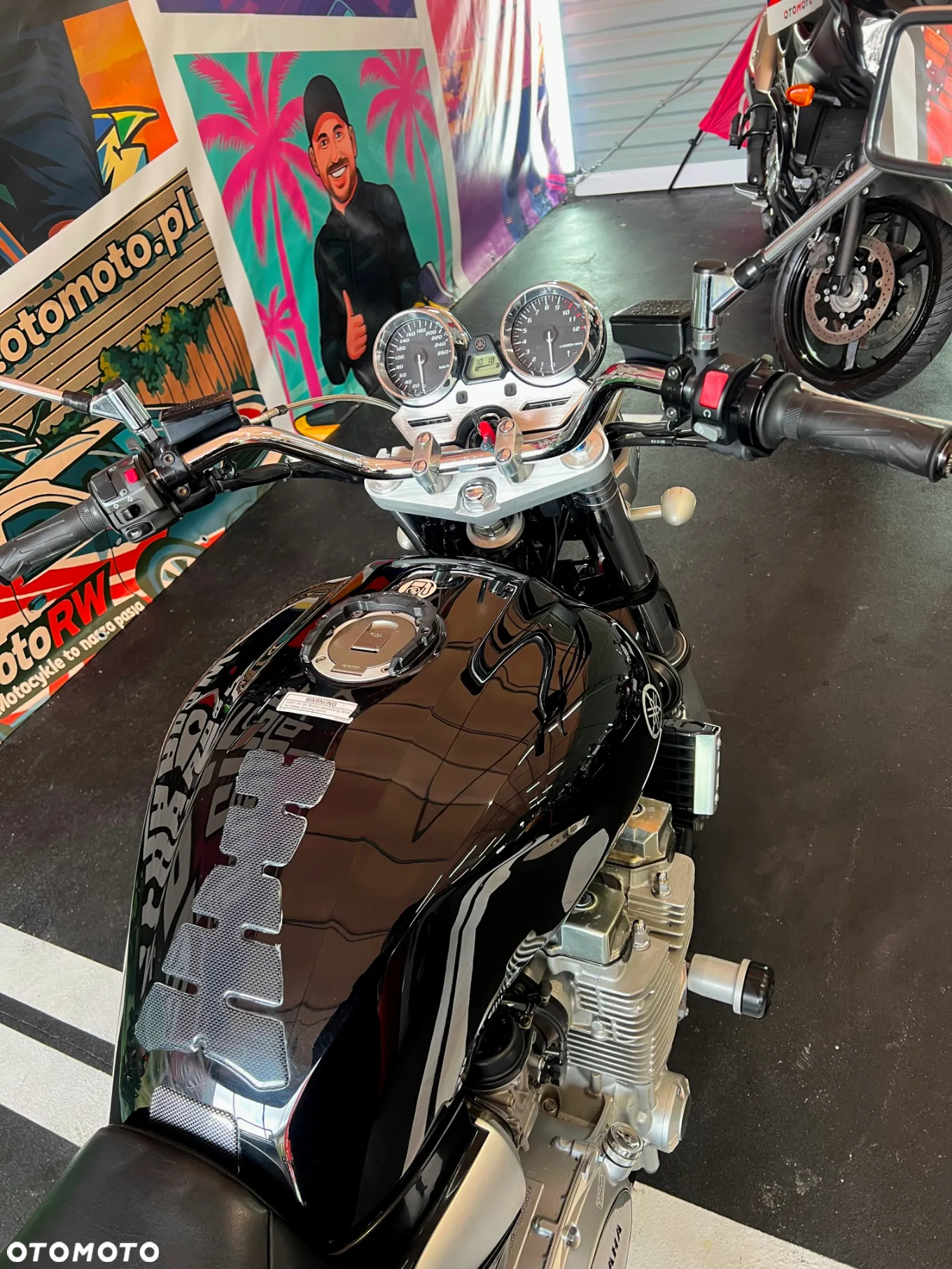 Yamaha XJR - 11