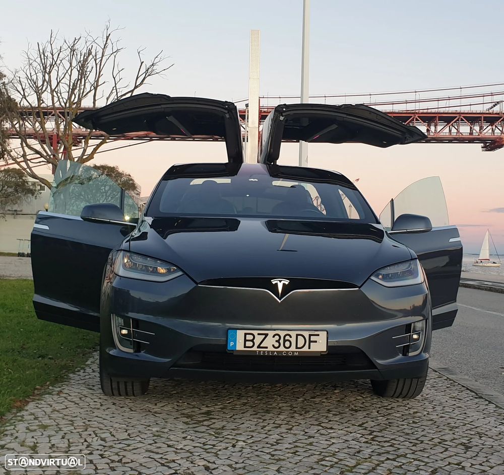 Tesla Model X - 12