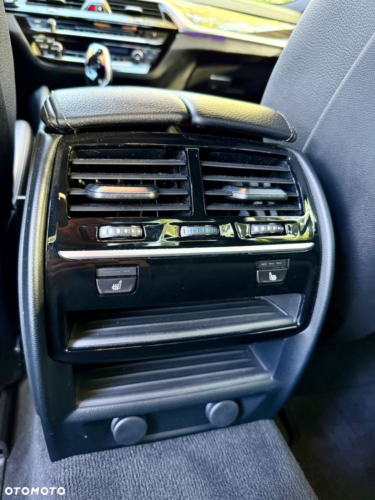 BMW Seria 5 M550i xDrive - 34