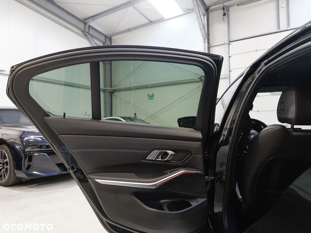BMW Seria 3 320d xDrive M Sport sport - 38