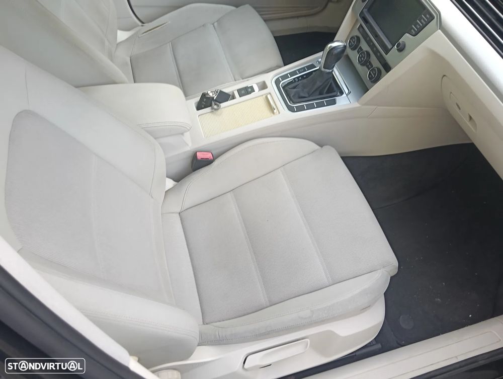 Volkswagen Passat 2.0 TDI Highline DSG — fotografia 31