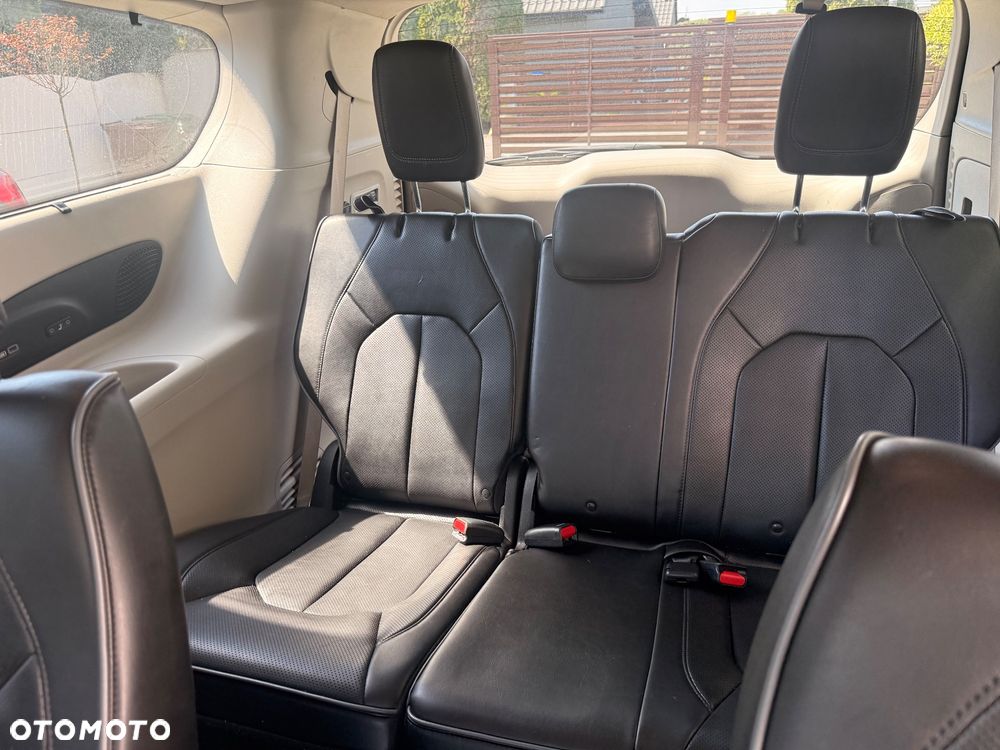 Chrysler Pacifica - 12