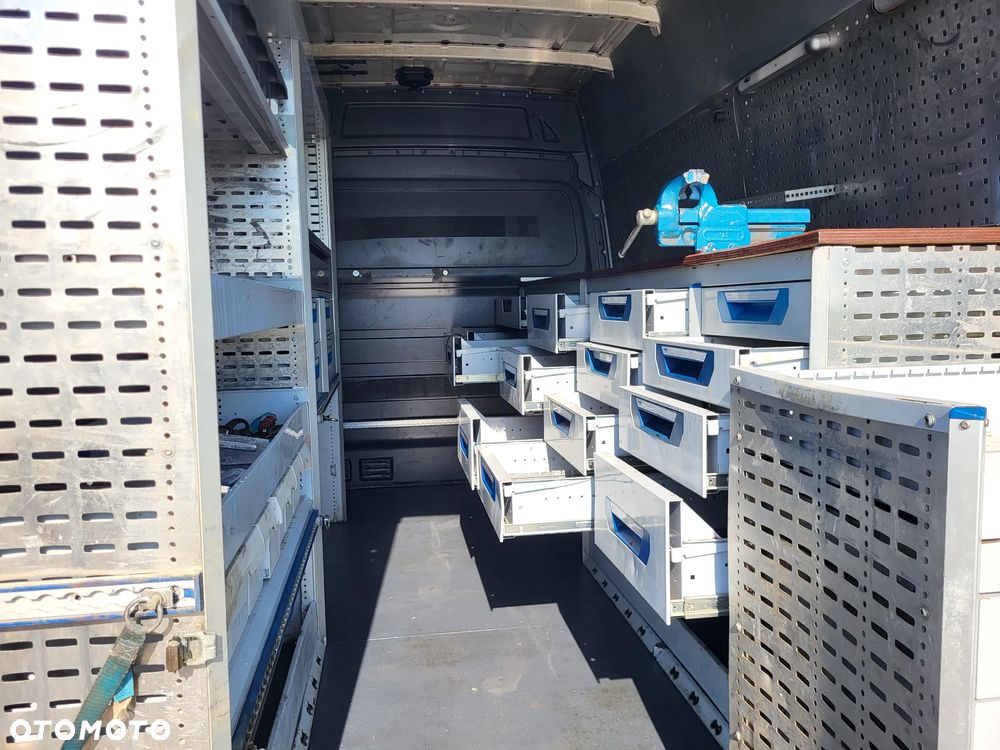 Volkswagen Crafter blaszak z zabudową warsztatową - 10