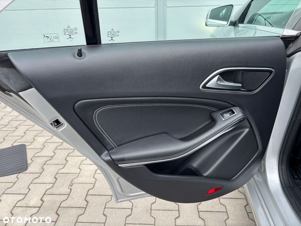 Mercedes-Benz CLA 180 7G-DCT Urban - 37