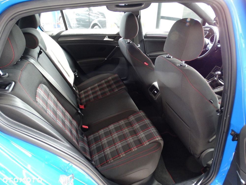 Volkswagen Golf - 36