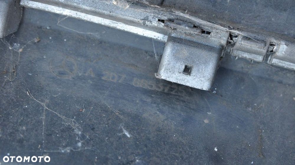 MERCEDES KLASA E A207 ZDERZAK TYŁ TYLNY PDC - 2