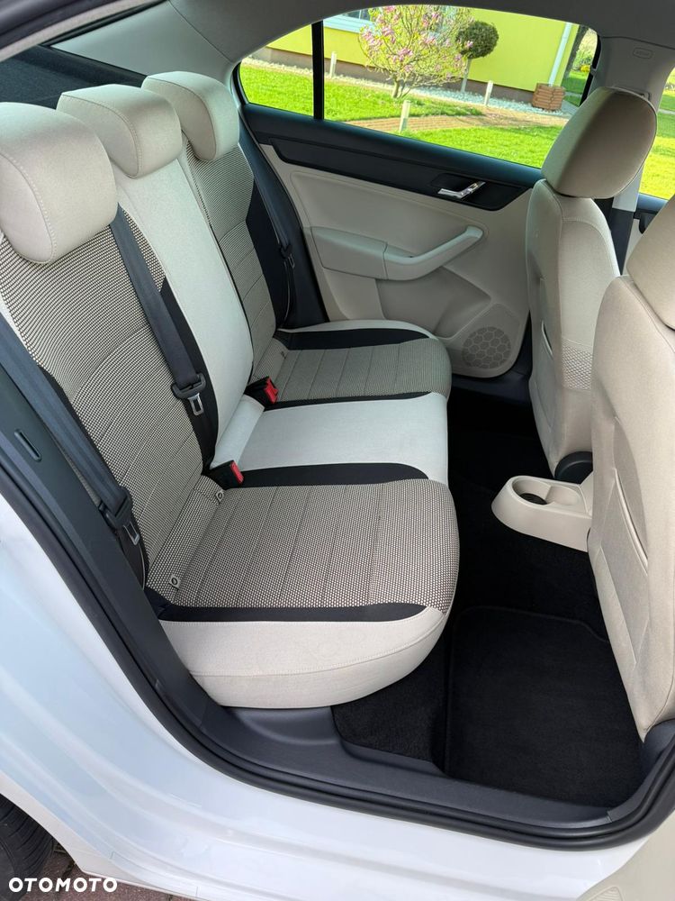 Skoda RAPID 1.6 TDI DPF Style Plus - 18