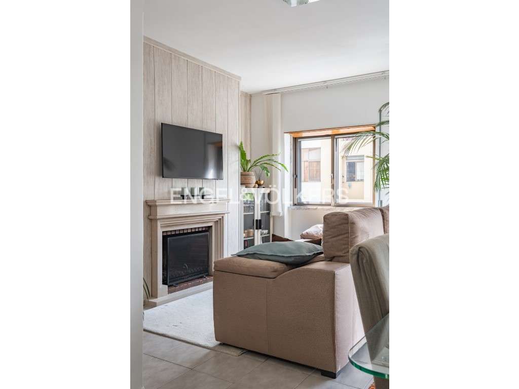 Apartamento remodelado com duas varandas no Pragal - Grande imagem: 4/28