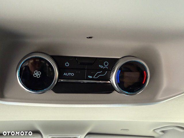 Ford Tourneo Custom - 12