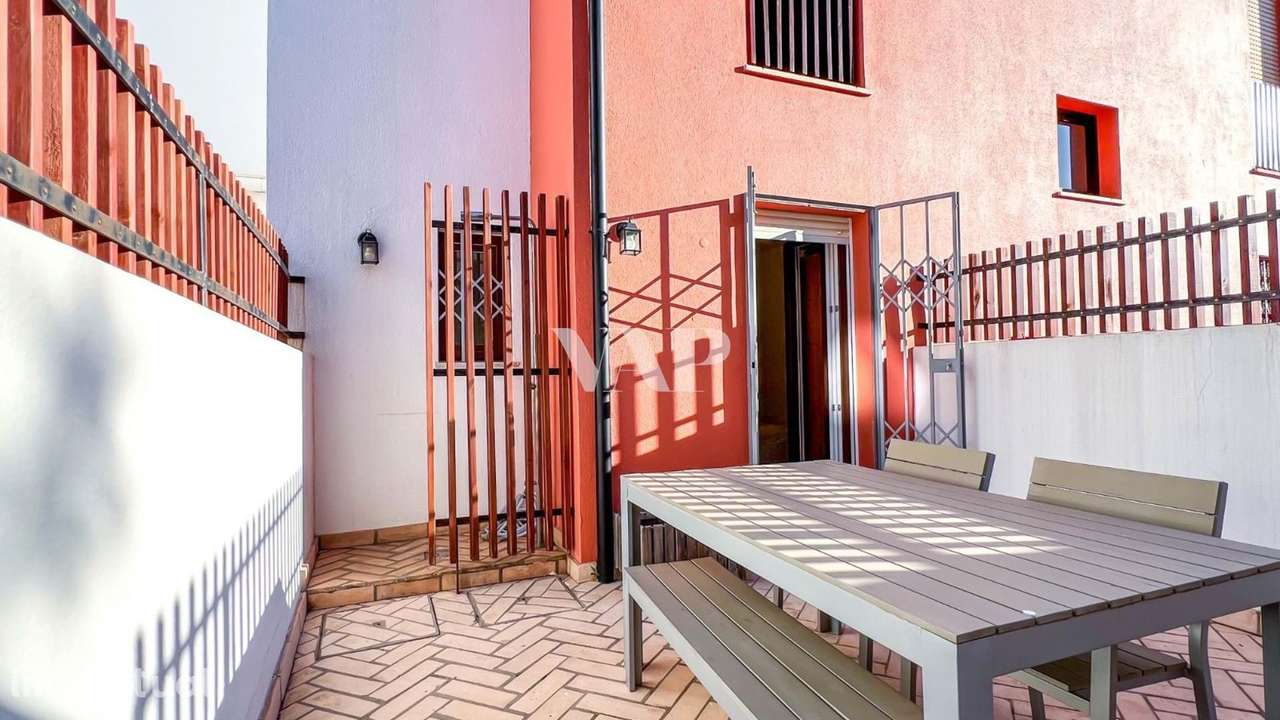 Apartamento com 2 Quartos, Terraço Privado e Estacionamento na Marina - Grande imagem: 2/15