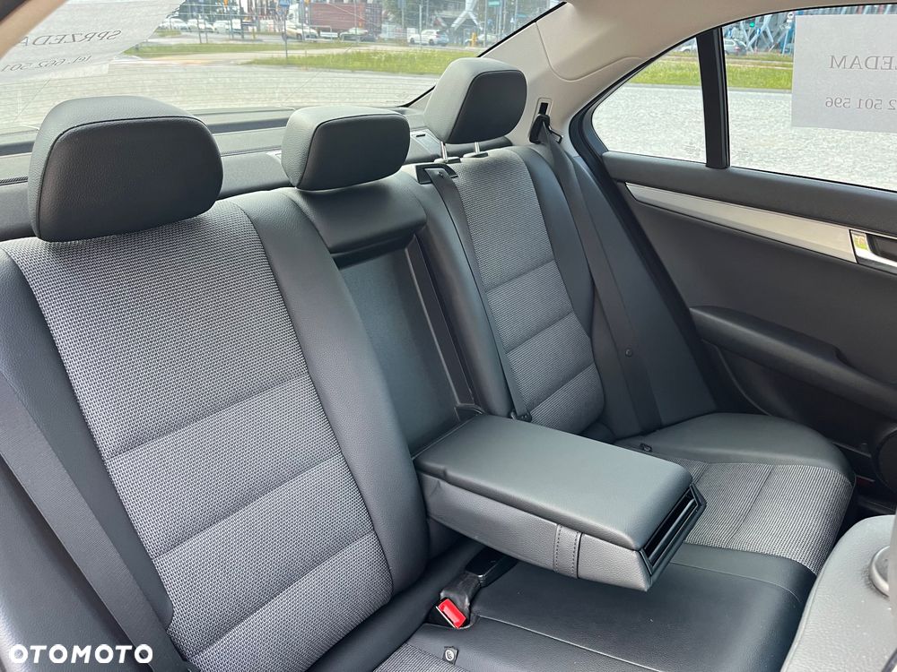 Mercedes-Benz Klasa C 180 CGI Automatik BlueEFFICIENCY Avantgarde - 25