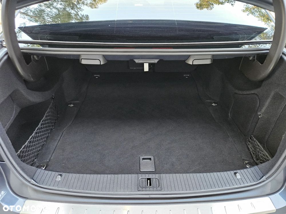Mercedes-Benz Klasa E 200 CGI BlueEff Avantgarde - 25