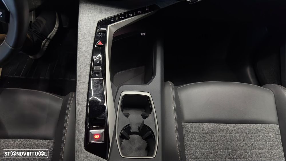 Peugeot E-3008 Allure - 36