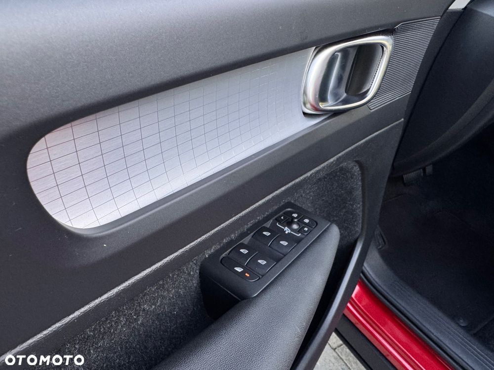 Volvo XC 40 T3 Geartronic Momentum Pro - 23