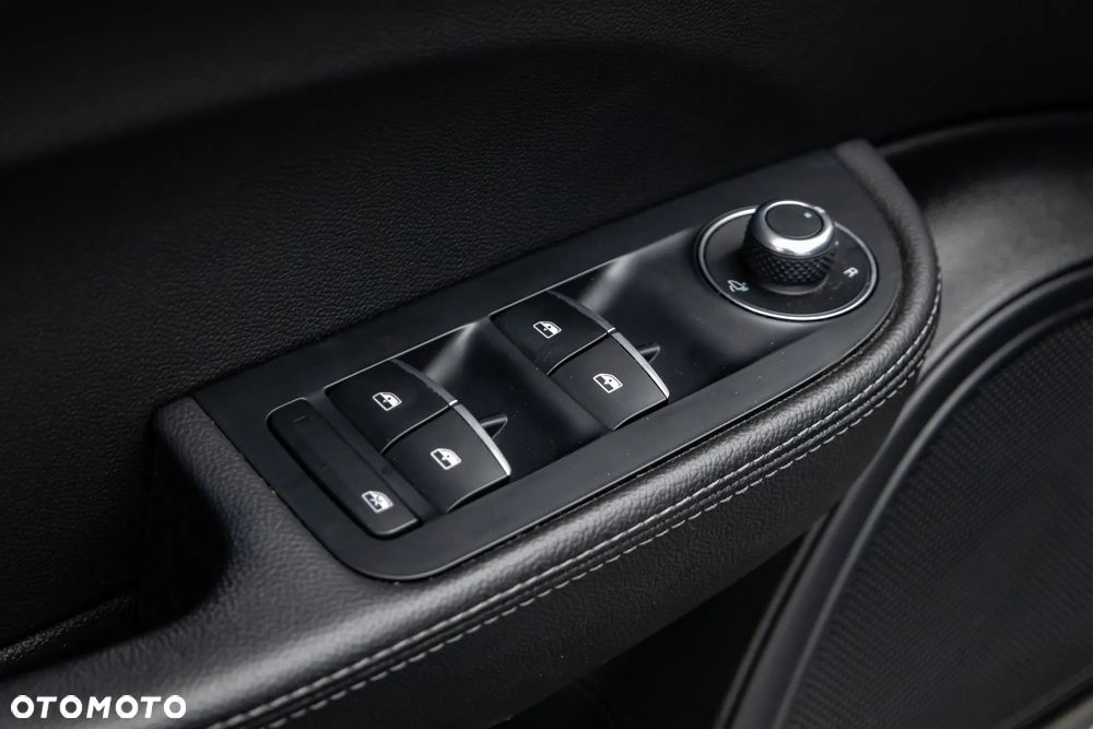 Alfa Romeo Giulia 2.0 Turbo 16V AT8-Q4 Veloce - 17