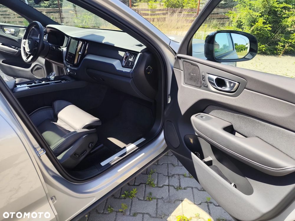 Volvo XC 60 T6 Plug-In Hybrid AWD Plus Black Edition - 17