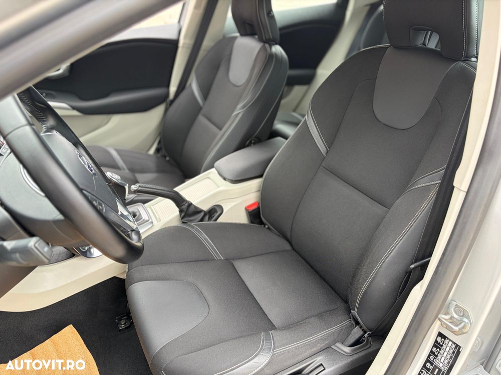 Volvo V40 D2 R Design - 4