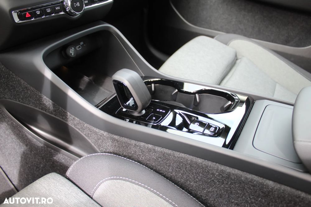 Volvo XC 40 B4 AT FWD MHEV Ultimate Dark - 19