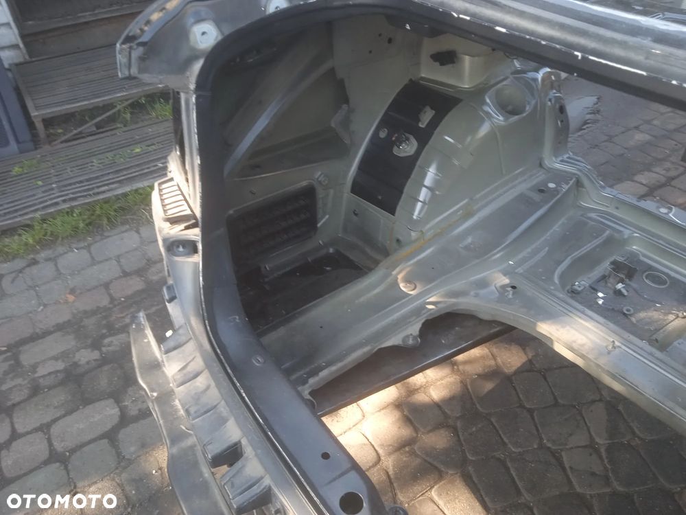 PAS TYLNY BMW 3 E90 SEDAN Z OKULARAMI CIĘTY NA BŁOTNIKACH Z WANNĄ - 8