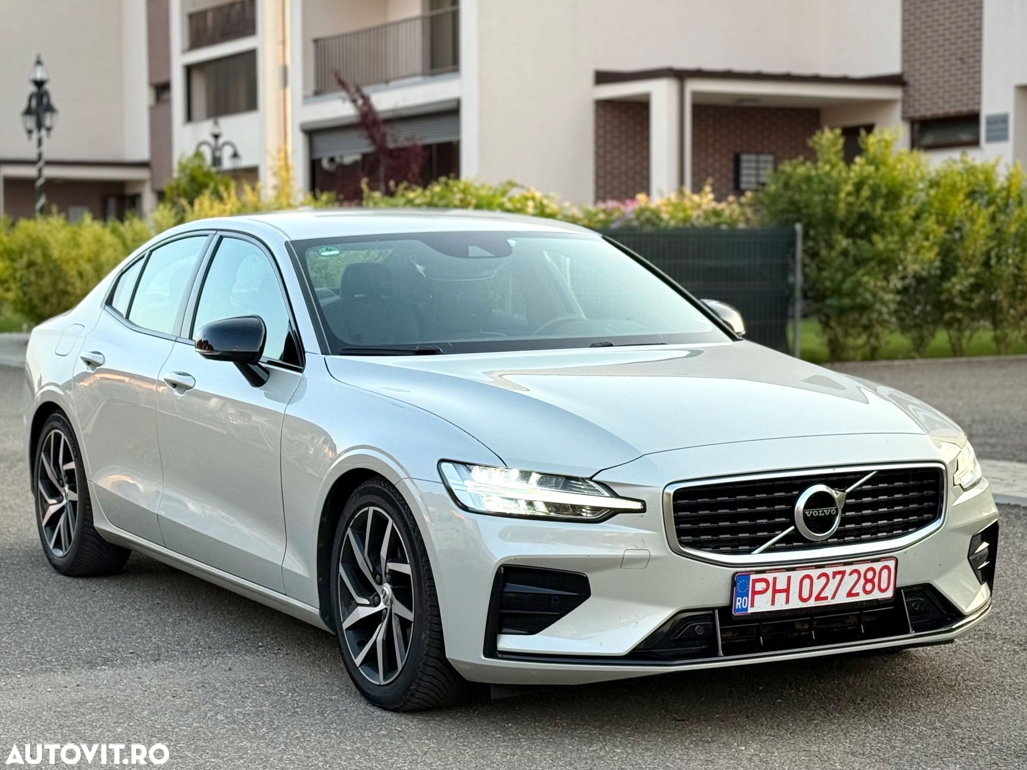 Volvo S60 T4 R-Design - 3