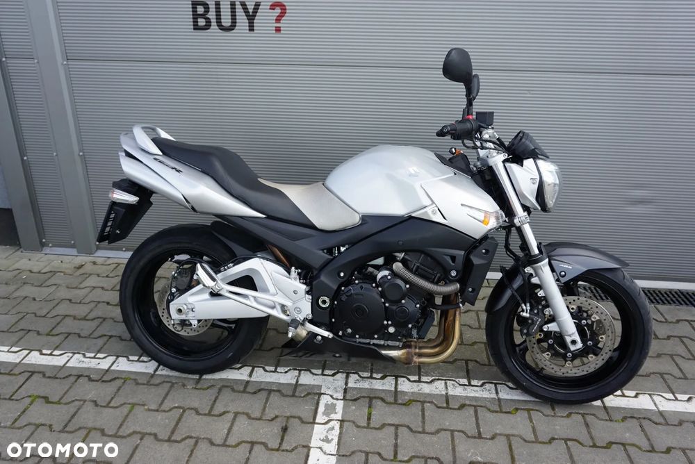 Suzuki GSR - 2