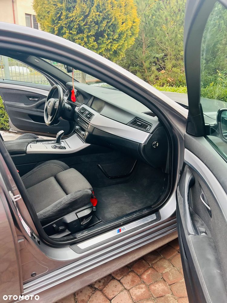 BMW Seria 5 525d xDrive - 13