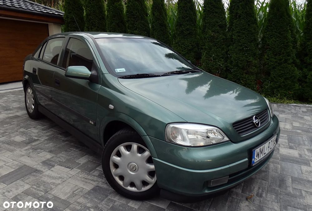 Opel Astra 1.6 Sportive - 28