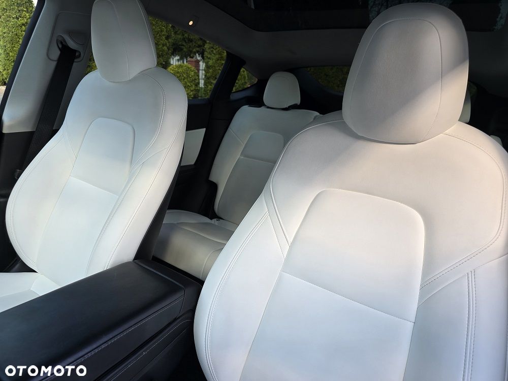 Tesla Model Y Long Range AWD - 11