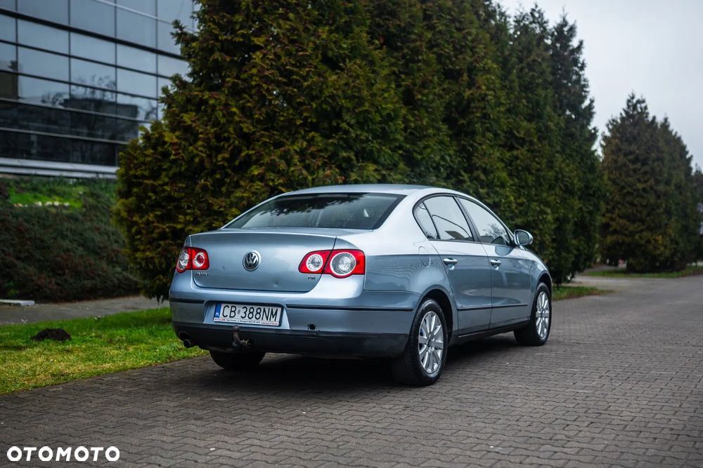 Volkswagen Passat 1.6 FSI Comfortline - 12