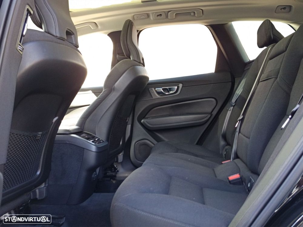 Volvo XC 60 2.0 B4 Momentum Plus Geartronic - 31